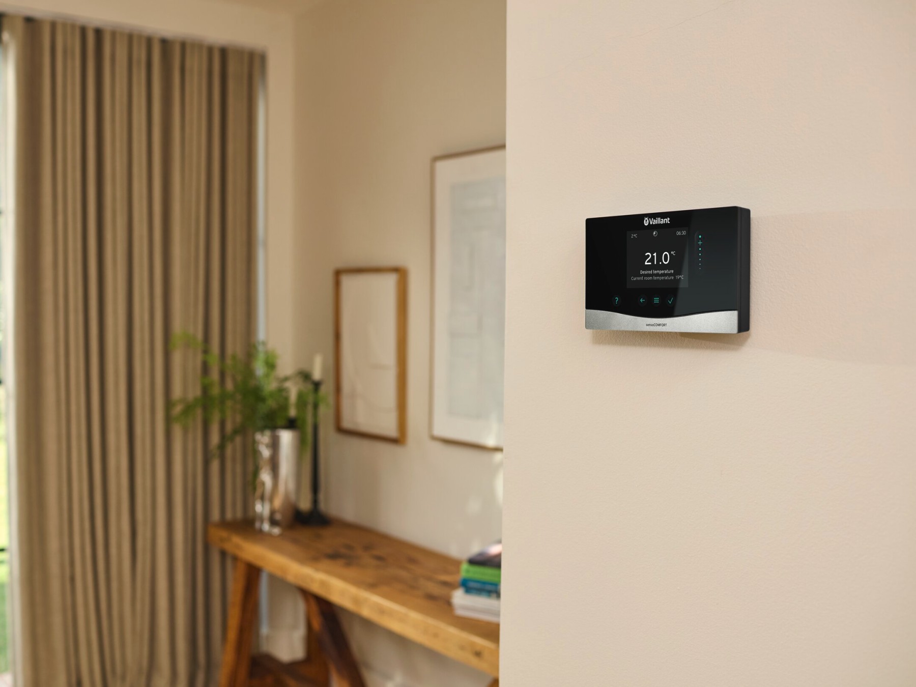 Vaillant sensoCOMFORT Regelung im Wohnraum – Herstellerabbildung