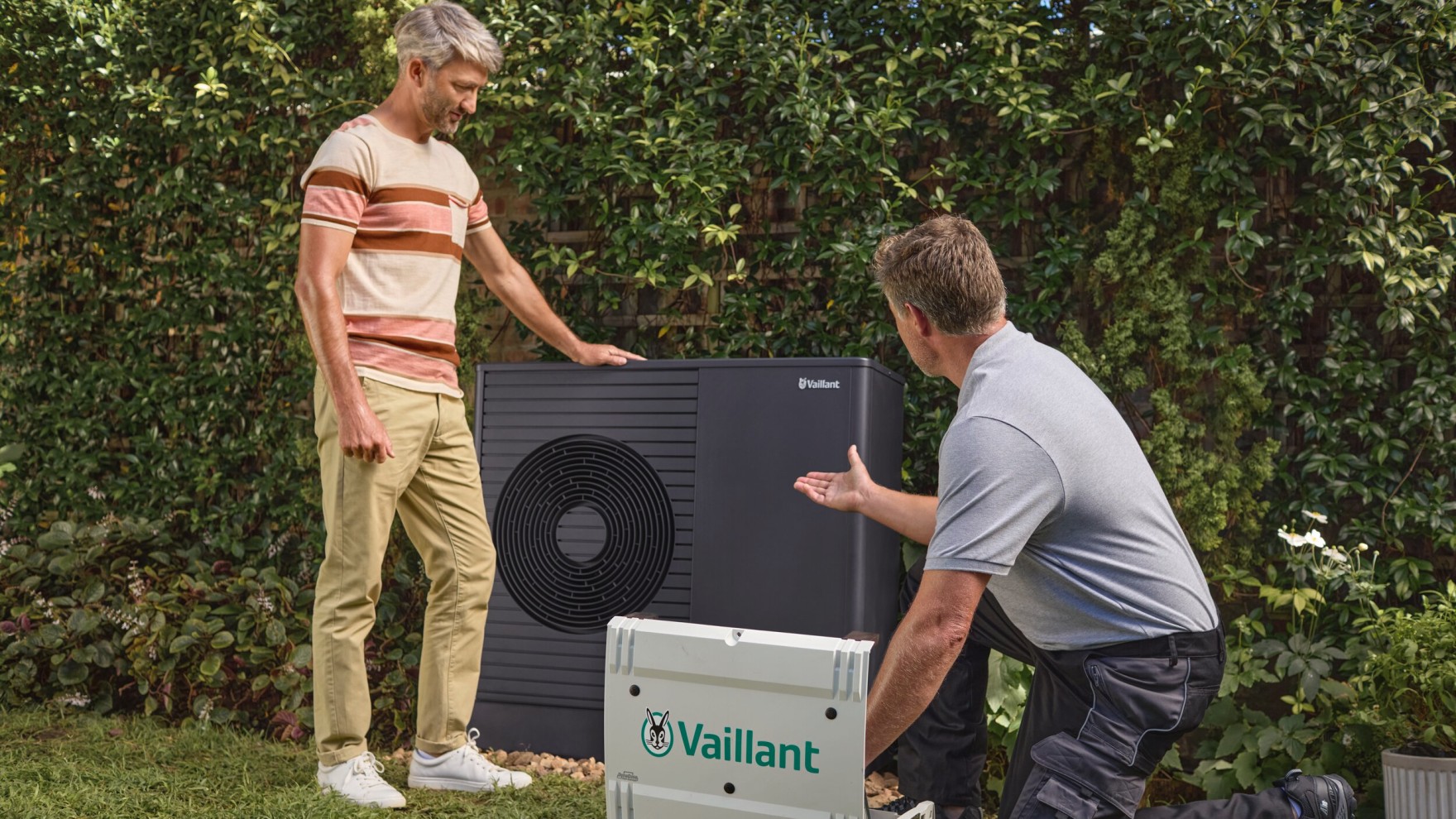 Vaillant Servicetechniker erklärt einem Kunden die Wartung seiner Wärmepumpe – Herstellerfoto