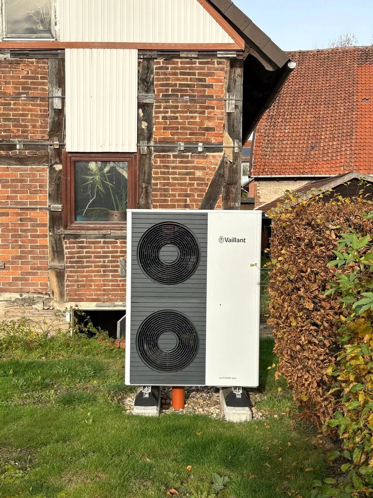 Installierte Vaillant aroTHERM plus vor einem Fachwerkhaus in Barsinghausen