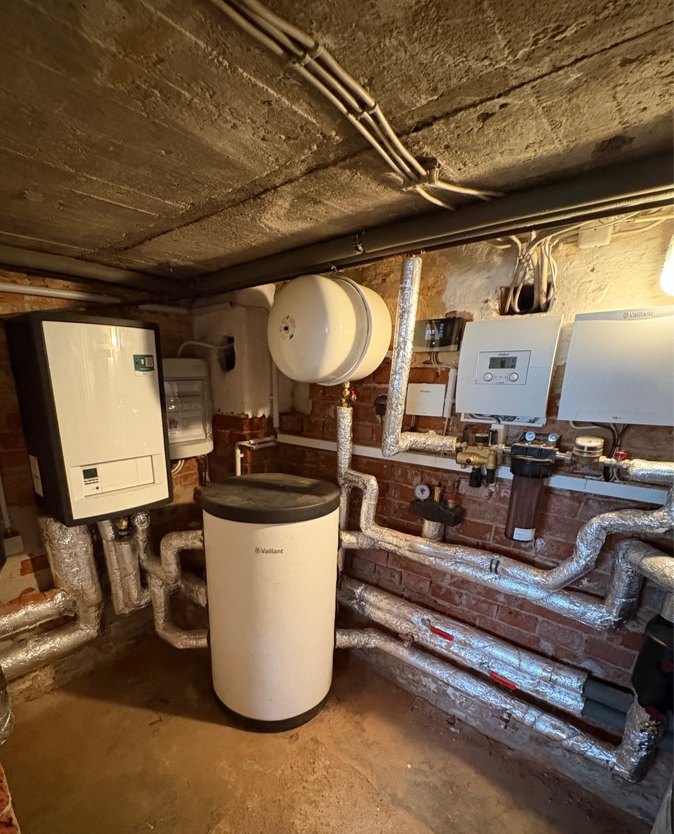 Technische Inneninstallation der Wärmepumpenanlage in Barsinghausen