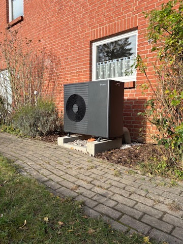 Außengerät einer Vaillant Wärmepumpe am Einfamilienhaus in Heeßen